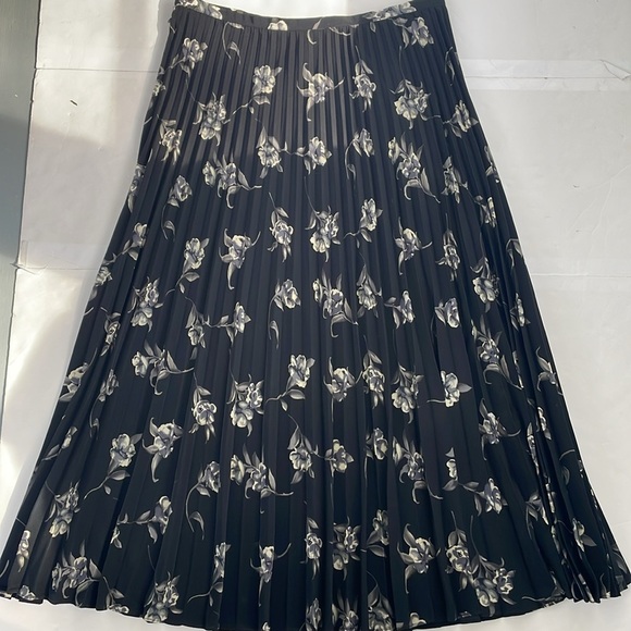 Sag Harbor Black Floral Pleated Skirt Size 16 VTG - Picture 1 of 13